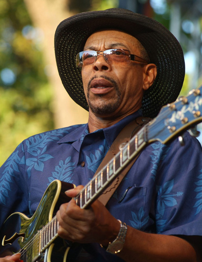 O guitarrista americano John Primer O guitarrista americano John Primer