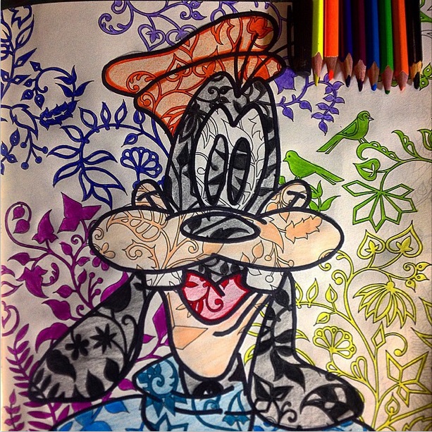 Adeptos dos livros para colorir inventam novos traços por cima dos originais