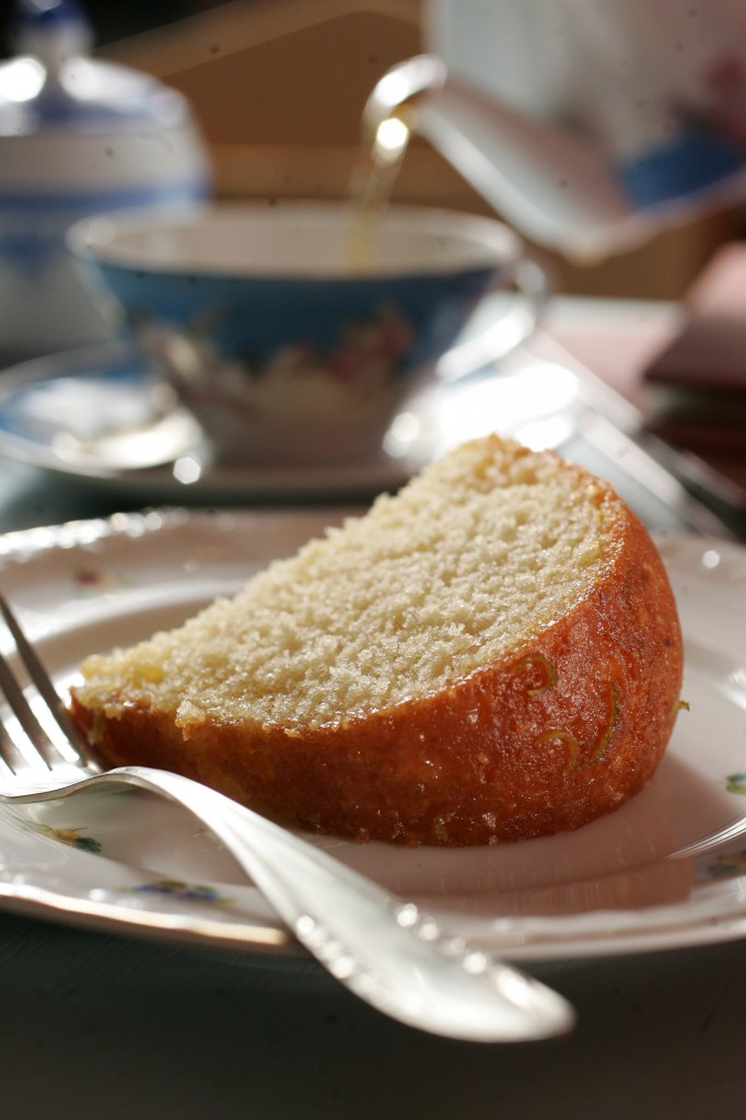 No Knit: bolo por R$ 6,00 a fatia para acompanhar a x&iacute;cara de ch&aacute; (tamb&eacute;m R$ 6,00)