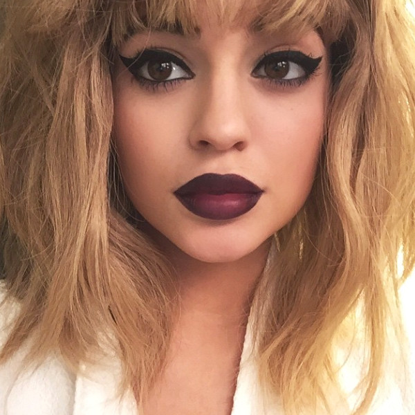 Kylie Jenner, irmã caçula de Kim Kardashian, aparece loira para ensaio de revista