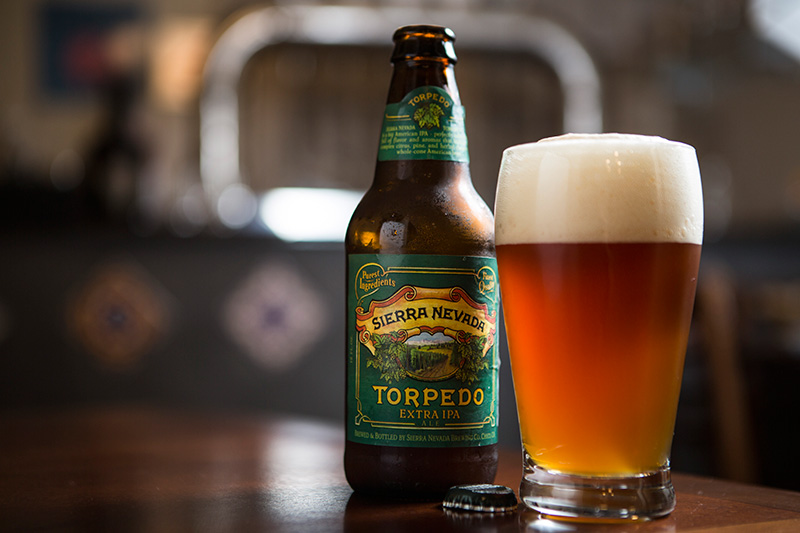 Uma india pale ale americana, a Sierra Nevada Torpedo apresenta coloração âmbar