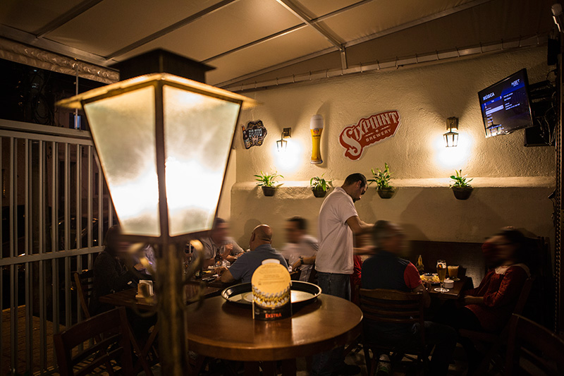 O bar está instalado em um sobrado, de ambiente simples