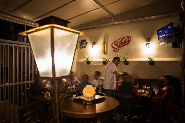 O bar está instalado em um sobrado, de ambiente simples O bar está instalado em um sobrado, de ambiente simples