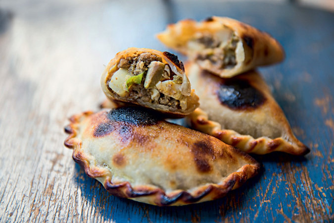 Prima da empanada: salteña de carne, batata, ovo caipira e azeitona