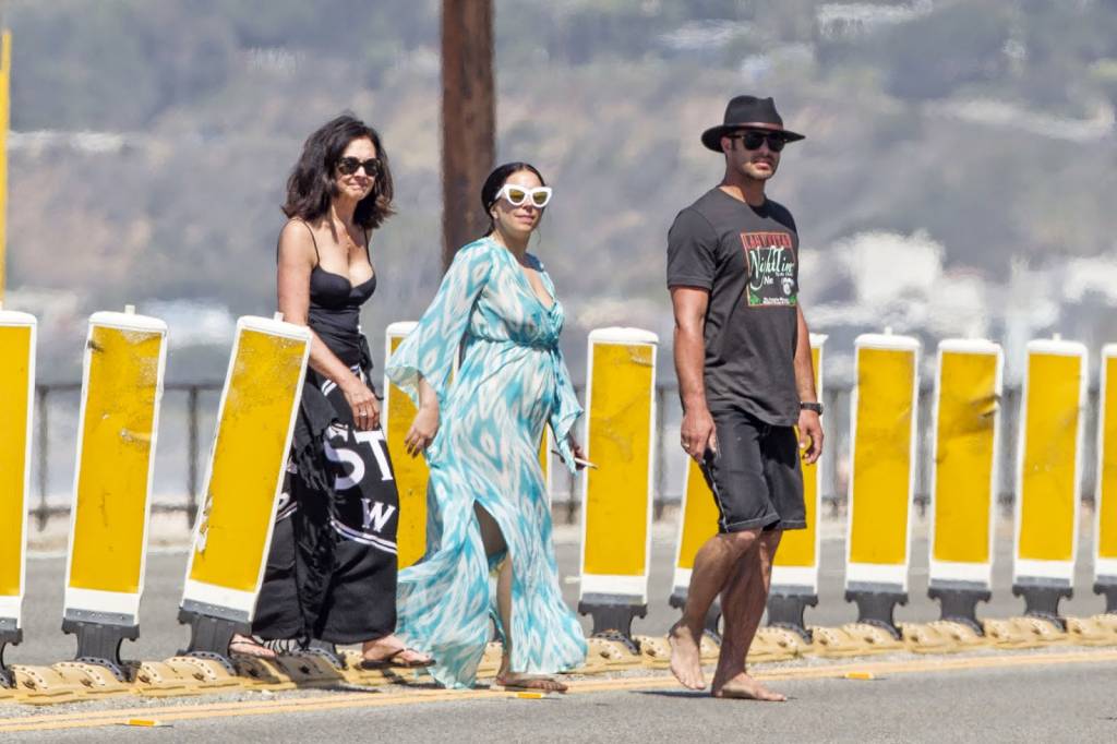 Fãs especulam a respeito de gravidez de Lady Gaga após fotos da cantora na praia começarem a circular na internet