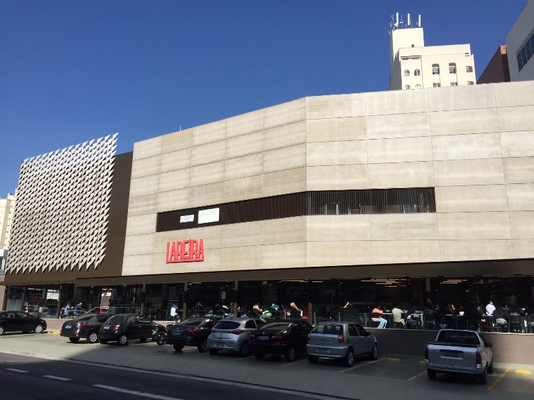 Filial da padaria Lareira tem prédio monumental em Perdizes