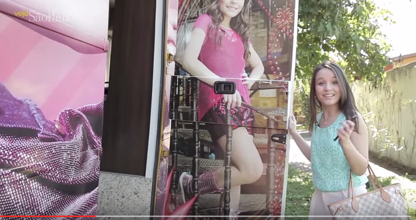 Vídeo: Larissa Manoela mostra seu motorhome e responde 35 perguntas num bate-bola