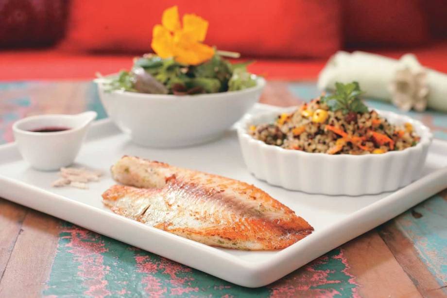 Filé de peixe saint-pierre ao molho de açaí com salada e cuscuz de quinoa Filé de peixe saint-pierre ao molho de açaí com salada e cuscuz de quinoa