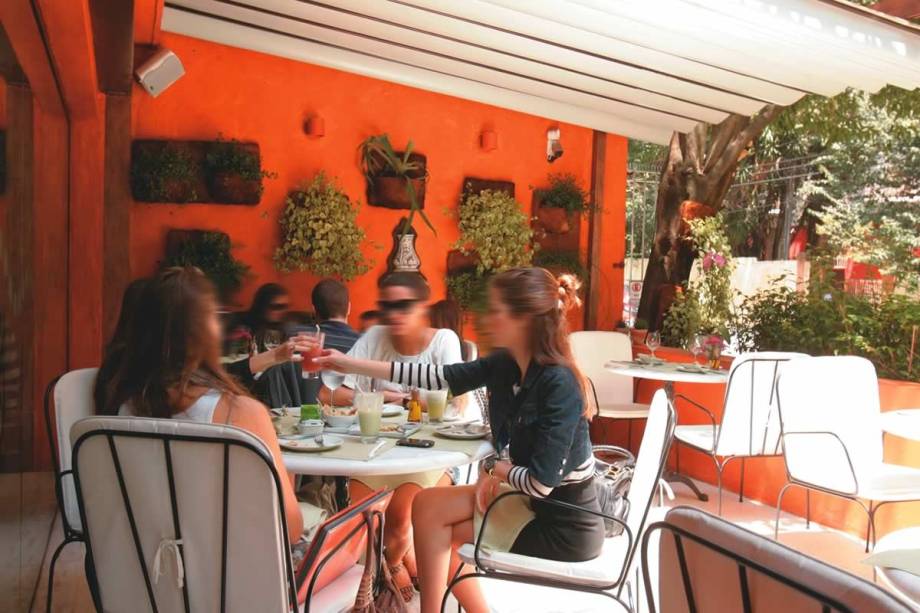 Para os dias de calor: agradável varanda de teto retrátil na entrada do contemporâneo Le Manjue Bistrô Para os dias de calor: agradável varanda de teto retrátil na entrada do contemporâneo Le Manjue Bistrô