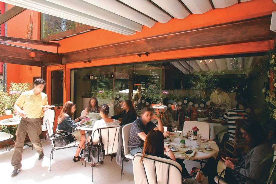 Varanda disputada: o teto retrátil aberto nos dias quentes torna o ambiente agradável Varanda disputada: o teto retrátil aberto nos dias quentes torna o ambiente agradável