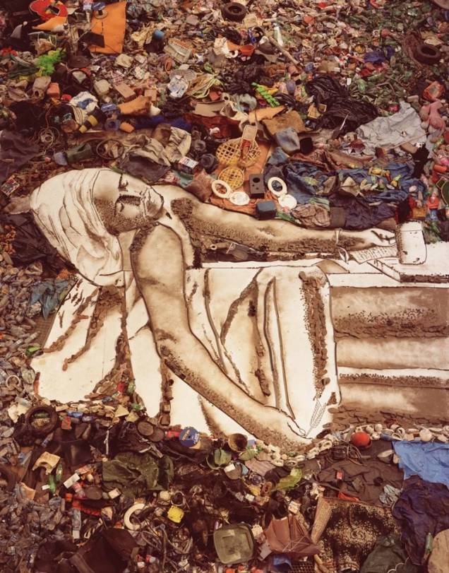 A morte de Marat: obra de Jacques-Louis David ganha reprodução com lixo pelas mãos de Vik Muniz A morte de Marat: obra de Jacques-Louis David ganha reprodução com lixo pelas mãos de Vik Muniz
