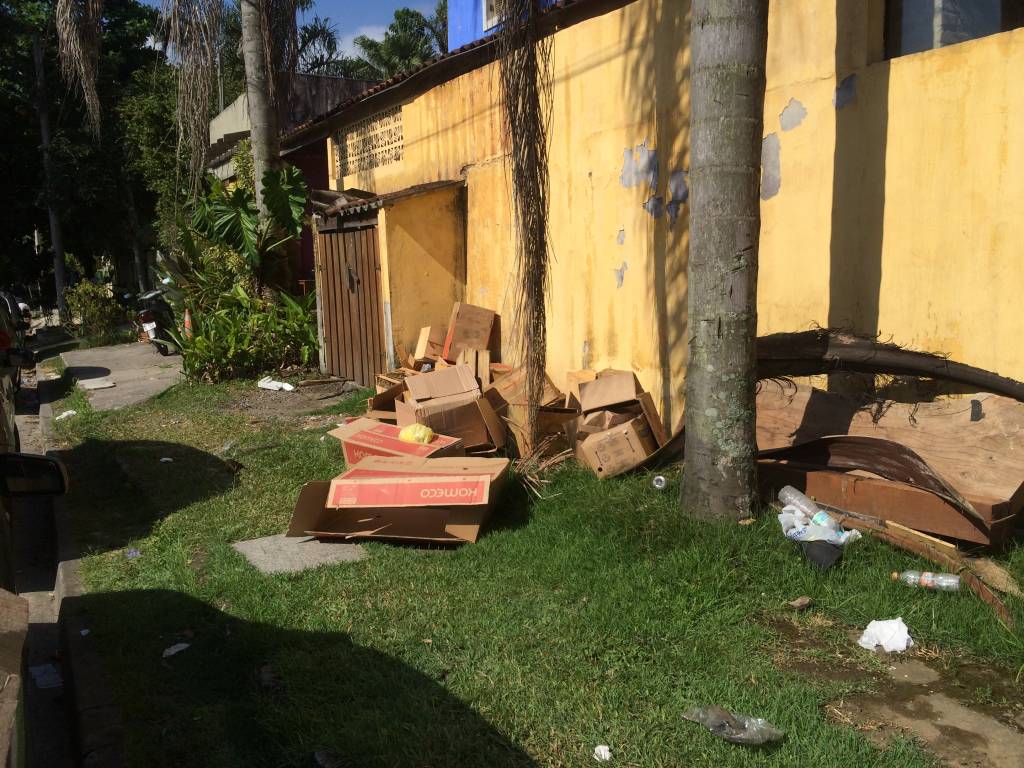Lixo fica espalhado em Juquehy