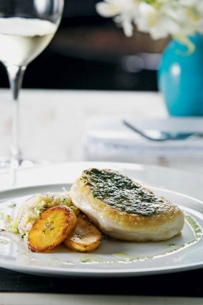 Pirarucu ao molho cremolata de coentro com banana-da-terra e farofa de farinha-d’água ao leite de coco Pirarucu ao molho cremolata de coentro com banana-da-terra e farofa de farinha-d’água ao leite de coco