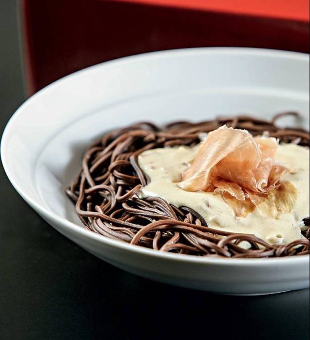 Espaguetine de cacau: vai bem ao creme de mascarpone e presunto cru Espaguetine de cacau: vai bem ao creme de mascarpone e presunto cru