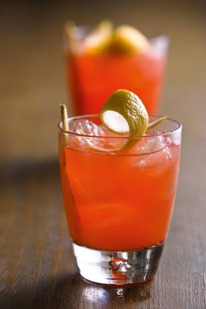 Donna fragola: vodca, licor de limoncello, morango e gengibre Donna fragola: vodca, licor de limoncello, morango e gengibre