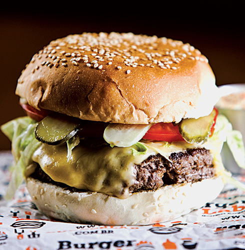 Hambúrguer tradicional: complementos, como alface e queijo, são pagos à parte Hambúrguer tradicional: complementos, como alface e queijo, são pagos à parte