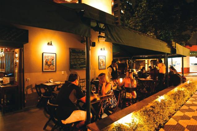 A espaçosa varanda de esquina: agora com clima mais informal A espaçosa varanda de esquina: agora com clima mais informal