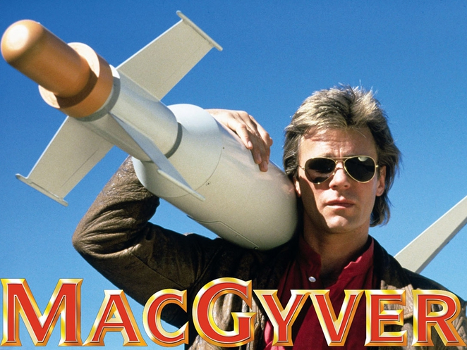 Richard Dean Anderson faz 65 anos e não lembra mais o MacGyver do passado. Veja a foto