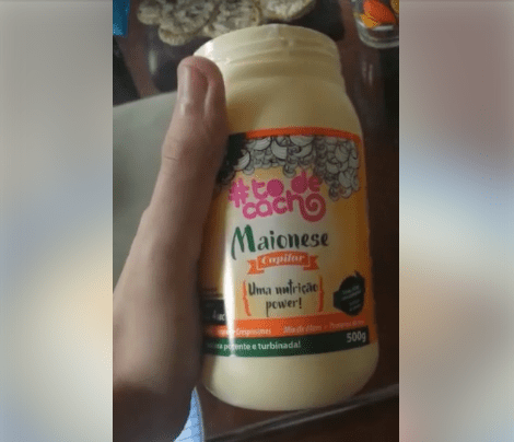 Rapaz confunde ingrediente e passa ‘maionese capilar’ no pão; entenda qual a função do produto para os cabelos