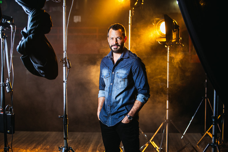 Malvino Salvador faz papel de Hugh Jackman no teatro