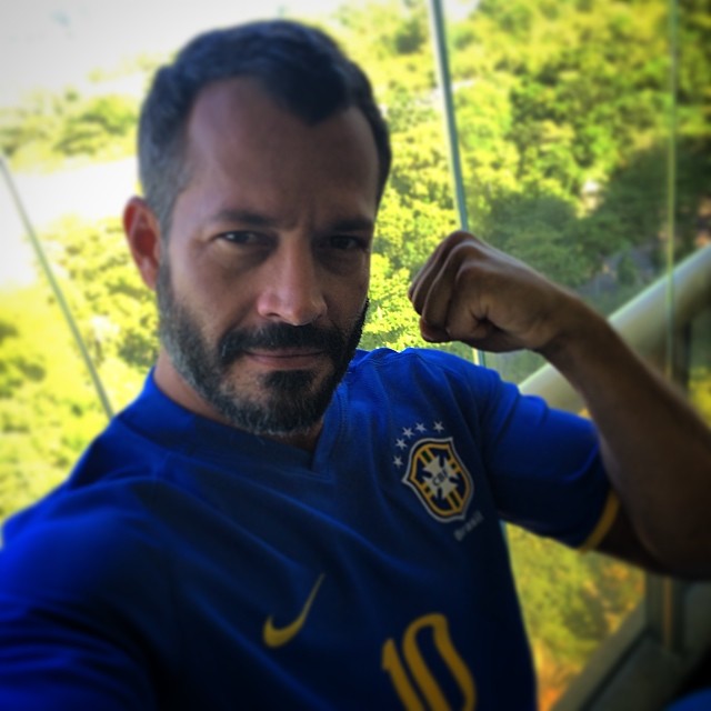 Malvino Salvador: "Hoje de manhã tirei o uniforme do armário. Estava amassado e um pouco com cheiro de mofo. Já já estará novinho e cheiroso!"