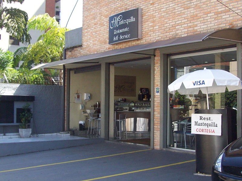 Serve almoço em sistema self-service de segunda a sábado