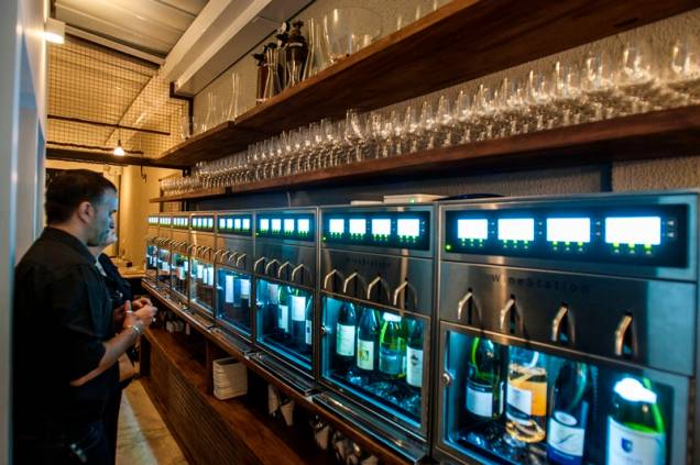 Máquinas onde os clientes se servem de vinhos em doses de 30, 60 ou 120 mililitros Máquinas onde os clientes se servem de vinhos em doses de 30, 60 ou 120 mililitros