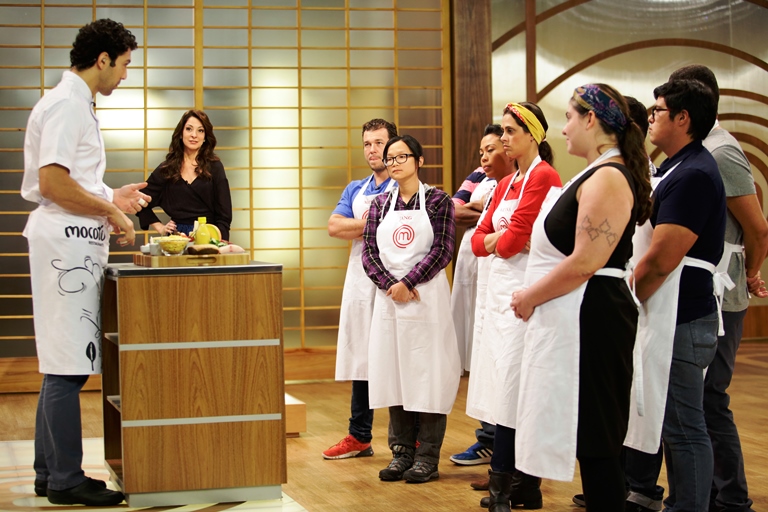 Rodrigo: apresenta os ingredientes ao participantes (Fotos: Carol Gherardi/Band)