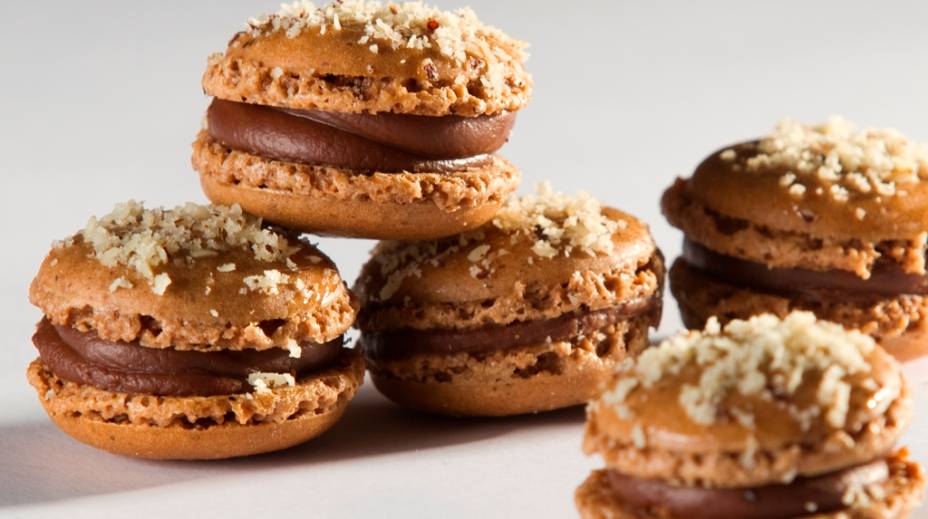 Macarons de chocolate e castanha-do-pará Macarons de chocolate e castanha-do-pará