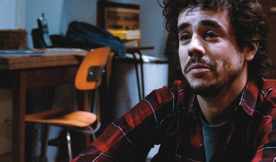 Medianeras: pessoas que se conhecem na vida real, mas só se relacionam via-internet Medianeras: pessoas que se conhecem na vida real, mas só se relacionam via-internet