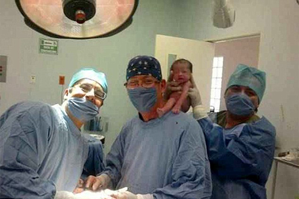 Médicos enfurecem redes sociais ao publicar foto com recém-nascido