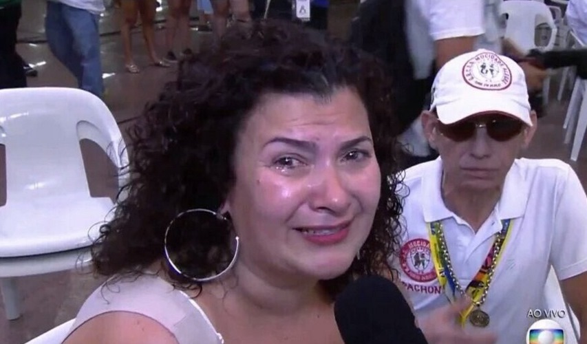 Barraco durante apuração das notas das escolas de samba vira meme na internet