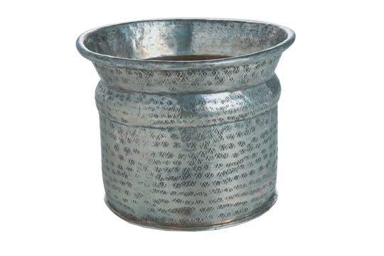 Cachepô de metal, R$ 281,00. L´oeil, Praça Benedito Calixto, 182, Pinheiros, tel.: 3897-8787. Cachepô de metal, R$ 281,00. L´oeil, Praça Benedito Calixto, 182, Pinheiros, tel.: 3897-8787.