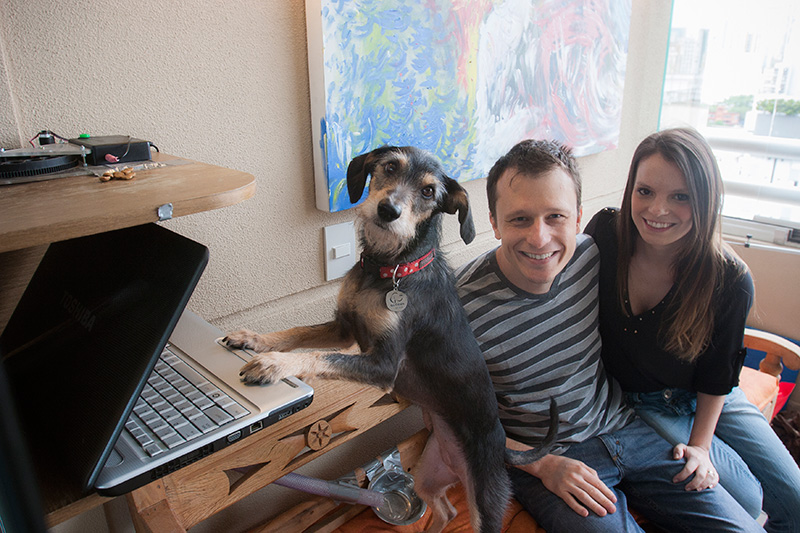 Estopinha, mascote de Alexandre Rossi, sabe usar o Skype