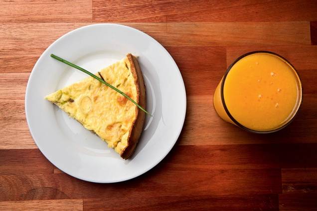 Quiche de alho-poró acompanhada de suco natural de manga Quiche de alho-poró acompanhada de suco natural de manga