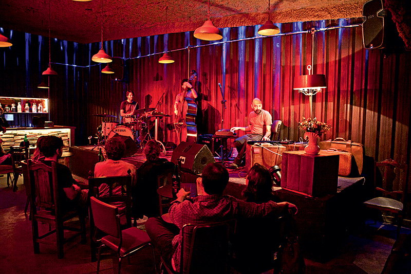 O salão com palco: apresentações de bandas alternativas O salão com palco: apresentações de bandas alternativas