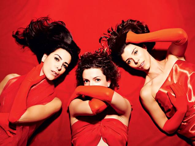 Priscila Oliveira, Débora Vivian e Bia Borin: poucos movimentos em cena Priscila Oliveira, Débora Vivian e Bia Borin: poucos movimentos em cena