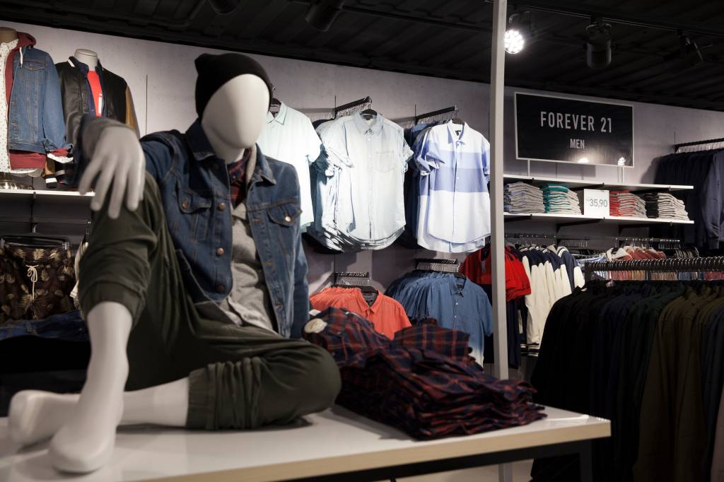 Blogueira Lia Camargo mostra outlet da Forever 21 por dentro