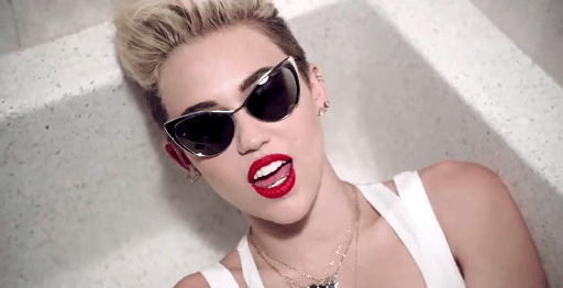 Os piores looks de Miley Cyrus, a estrela teen mais escandalosa da semana