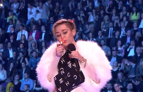 Miley Cyrus fuma maconha no palco do EMA 2013; MTV americana censura a cena