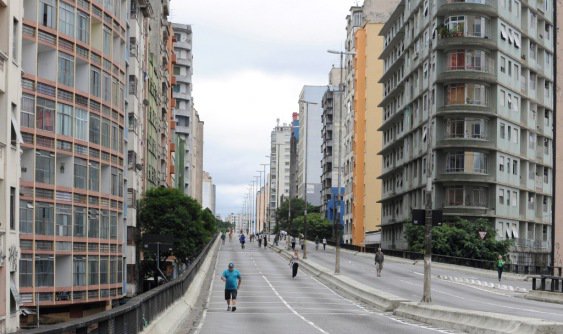 minhocao-no-domingo-pela-manha-sem-transito-no-centro-de-sao-paulo-agliberto-lima