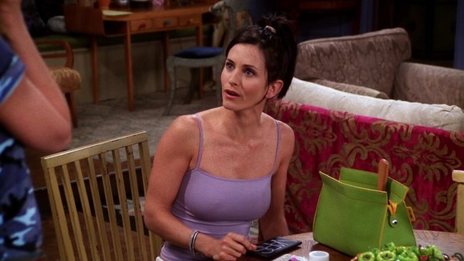 Courteney Cox, a eterna Mônica, de ‘Friends’, abusa do preencimento e aparece muito diferente em evento