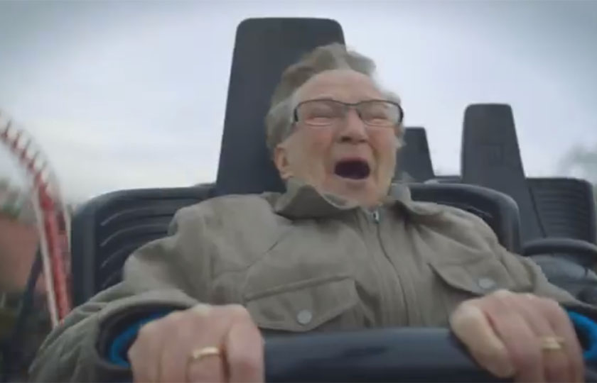 Vovó de 78 anos anda em montanha-russa pela primeira vez; assista ao vídeo