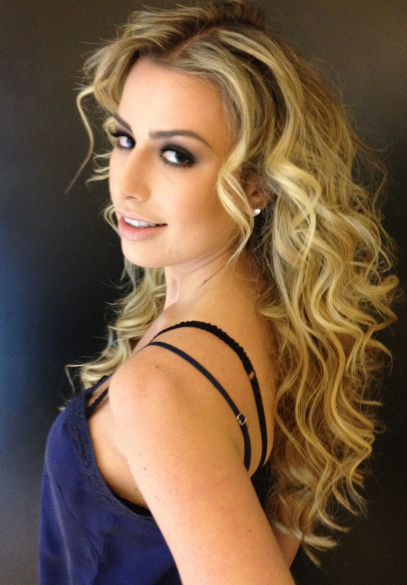 Nanda Keulla em look inspirado na diva latina Shakira