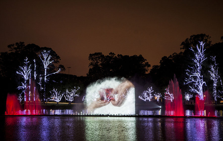 Espetáculo da fonte multimídia emociona o público no Ibirapuera