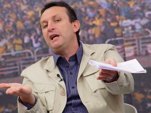 Mauro Naves manda “recado” inusitado para comentarista da Band e vídeo vira piada na internet