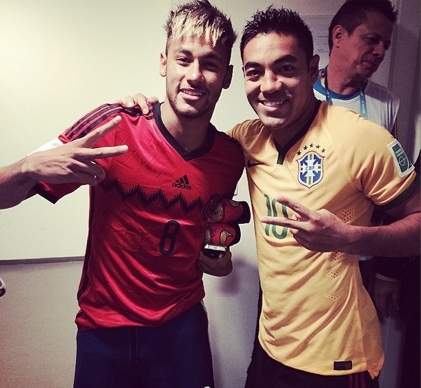 Jogador mexicano posta foto com Neymar sorridente após Brasil 0 X 0 México