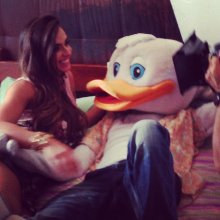 Estranheza do dia: Nicole Bahls sensualiza com pato de pelúcia gigante em clipe