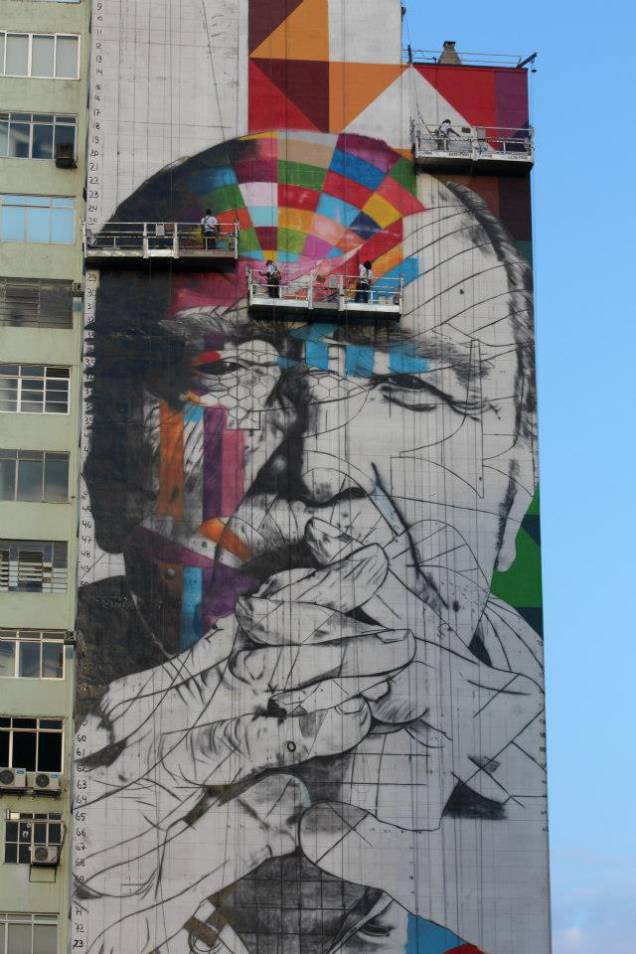 Todos os dias, Kobra chega ao local às 7h30 e trabalha até as 20h, ao lado de outros quatro artistas do Studio Kobra Todos os dias, Kobra chega ao local às 7h30 e trabalha até as 20h, ao lado de outros quatro artistas do Studio Kobra