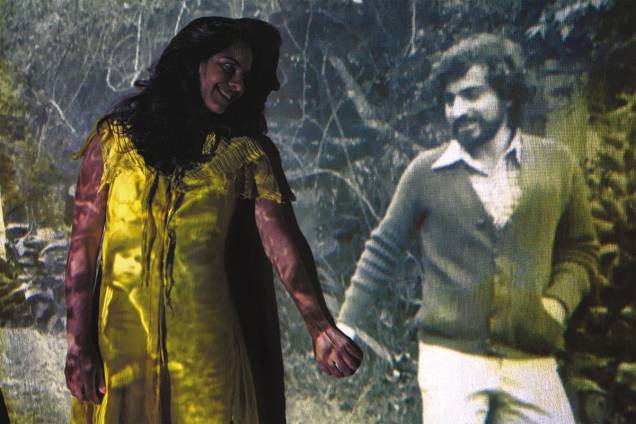 A atriz Mariana Terra (ao lado da projeção de seu pai, o psiquiatra Raffaele Infante) protagoniza o monólogo Nise da Silveira — Senhora das Imagens A atriz Mariana Terra (ao lado da projeção de seu pai, o psiquiatra Raffaele Infante) protagoniza o monólogo Nise da Silveira — Senhora das Imagens